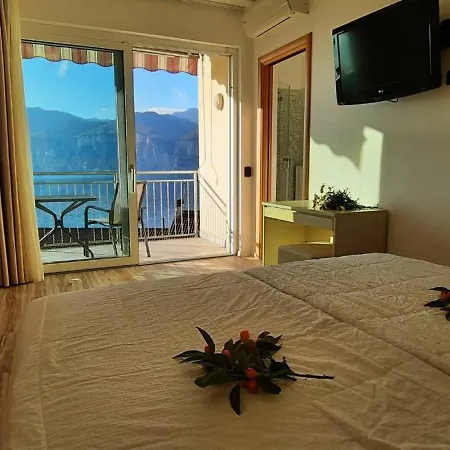 Eden Apartment *